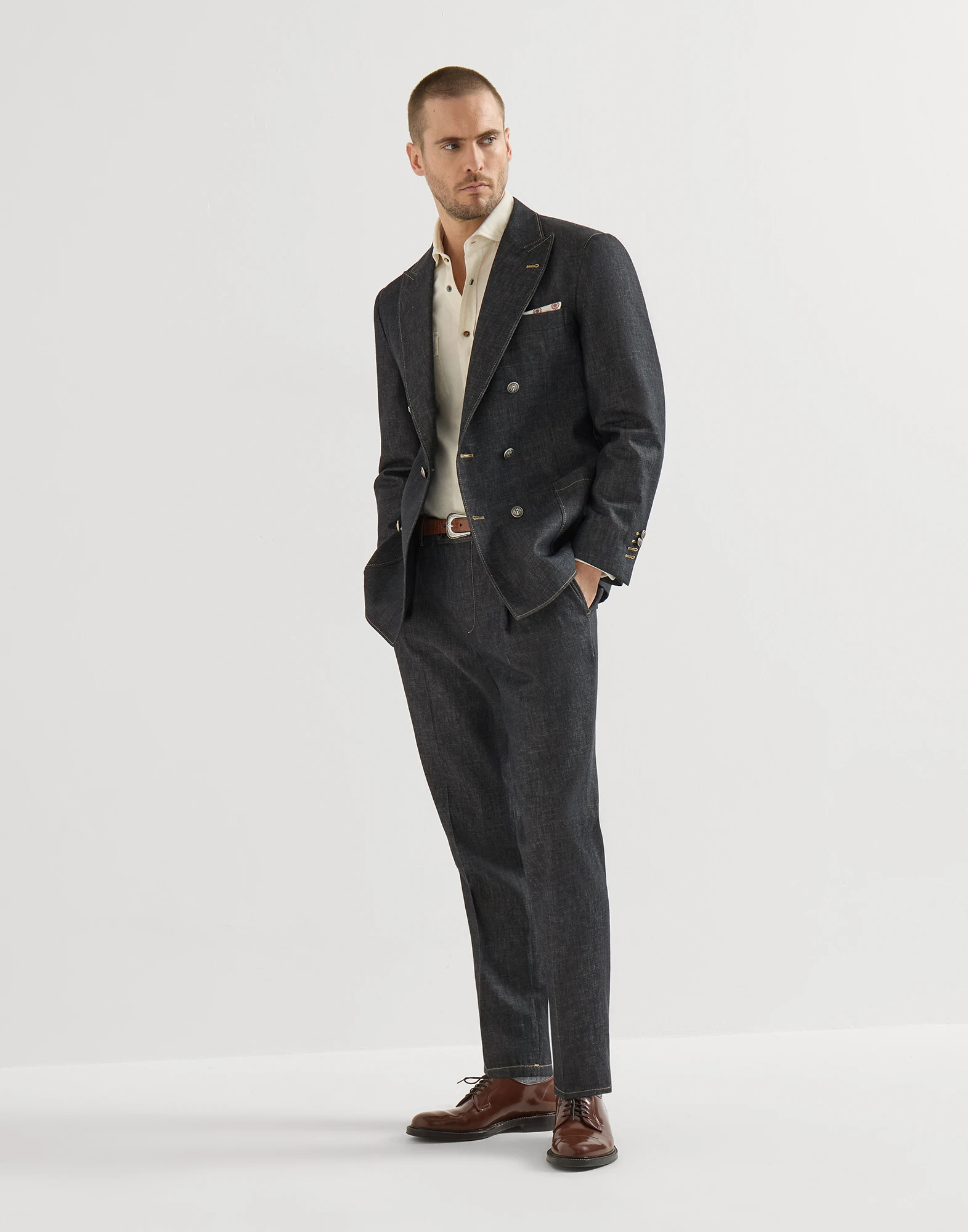 796-no-fade-lightweight-denim-trousers-with-pleat-5.webp No-fade lightweight denim trousers with pleat