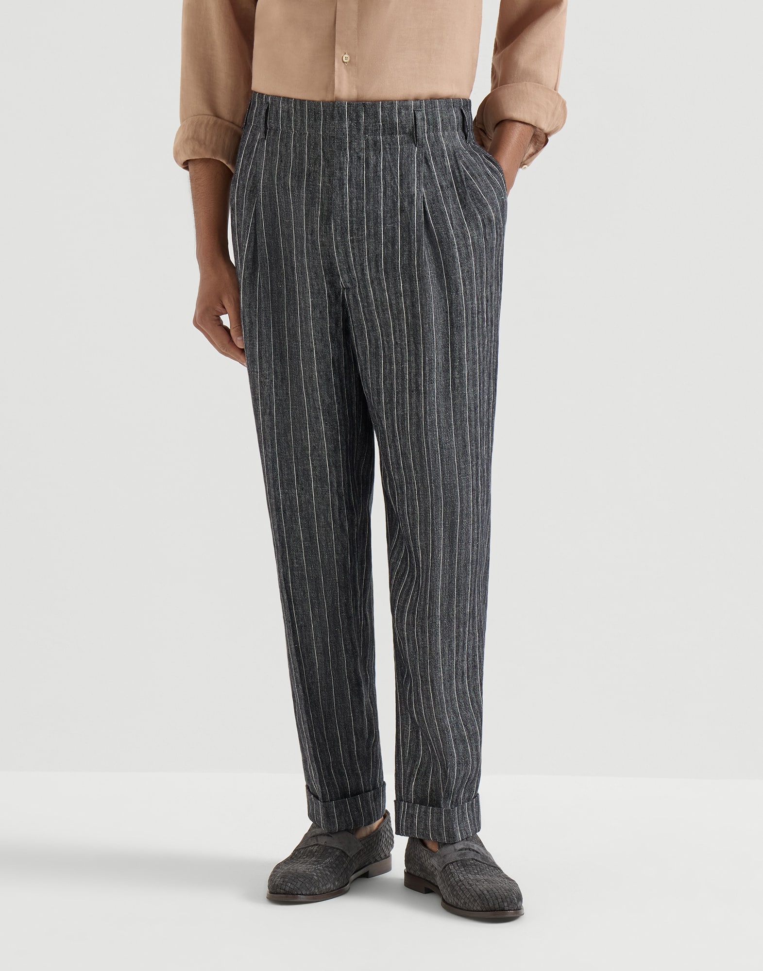 806-pantalon-en-tela-de-espiga-de-lino-con-rayas-diplomaticas-y-pinzas-dobles-1.jpg Pantalón en tela de espiga de lino con rayas diplomáticas y pinzas dobles