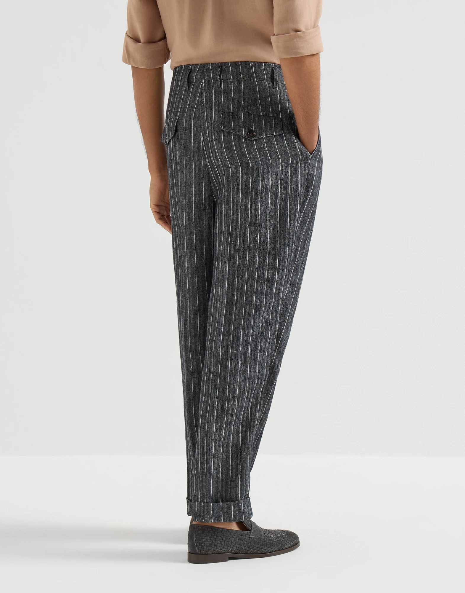 806-pantalon-en-tela-de-espiga-de-lino-con-rayas-diplomaticas-y-pinzas-dobles-2.webp Pantalón en tela de espiga de lino con rayas diplomáticas y pinzas dobles