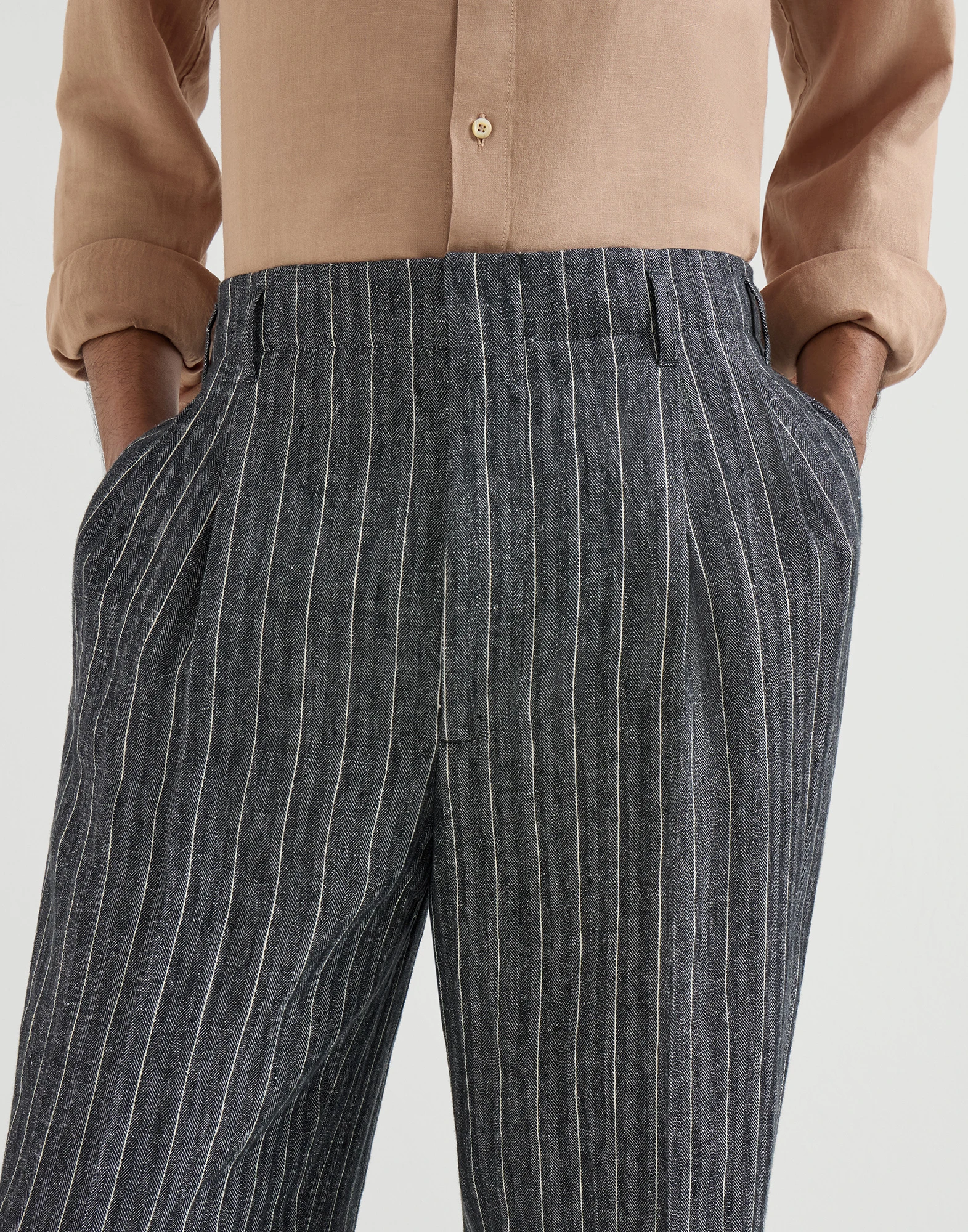 806-pantalon-en-tela-de-espiga-de-lino-con-rayas-diplomaticas-y-pinzas-dobles-3.webp Pantalón en tela de espiga de lino con rayas diplomáticas y pinzas dobles