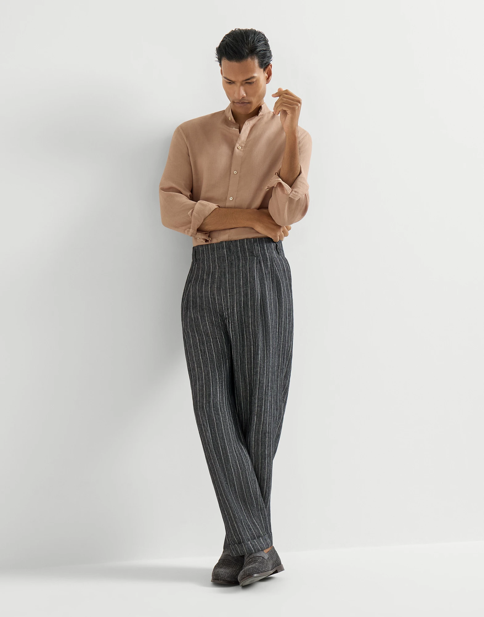 806-pantalon-en-tela-de-espiga-de-lino-con-rayas-diplomaticas-y-pinzas-dobles-4.webp Pantalón en tela de espiga de lino con rayas diplomáticas y pinzas dobles