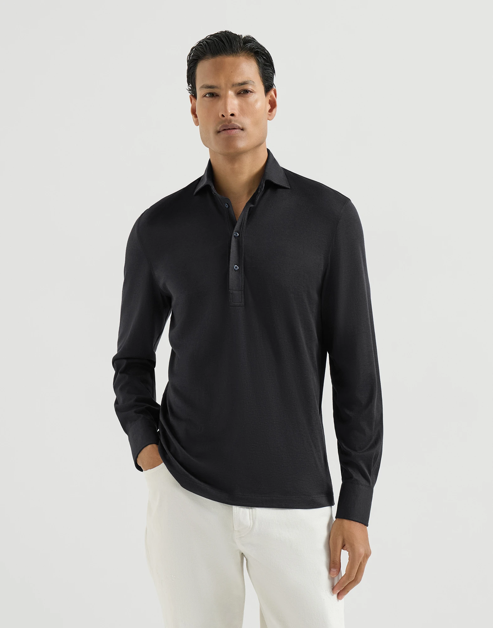 849-polo-de-manga-larga-en-punto-ligero-de-seda-y-algodon-con-cuello-tipo-camisa-1.webp Polo de manga larga en punto ligero de seda y algodón con cuello tipo camisa