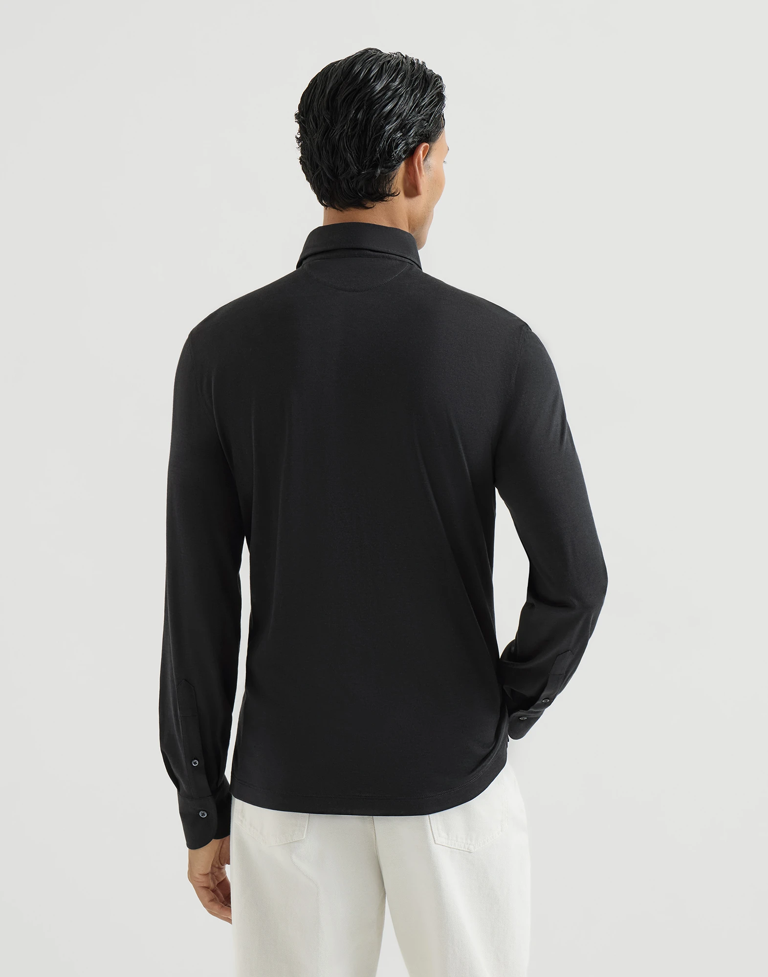 849-polo-de-manga-larga-en-punto-ligero-de-seda-y-algodon-con-cuello-tipo-camisa-2.webp Polo de manga larga en punto ligero de seda y algodón con cuello tipo camisa