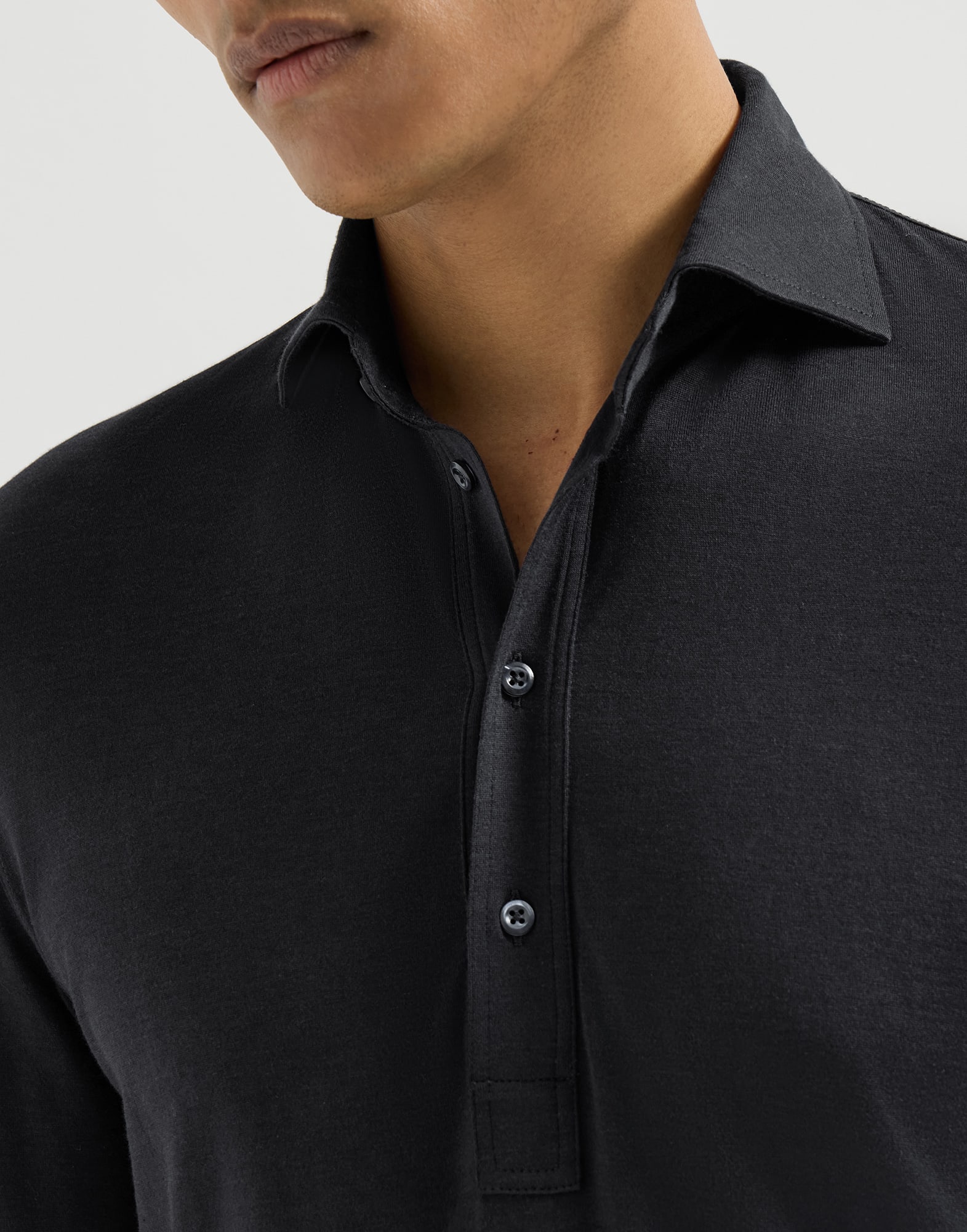 849-polo-de-manga-larga-en-punto-ligero-de-seda-y-algodon-con-cuello-tipo-camisa-3.jpg Polo de manga larga en punto ligero de seda y algodón con cuello tipo camisa