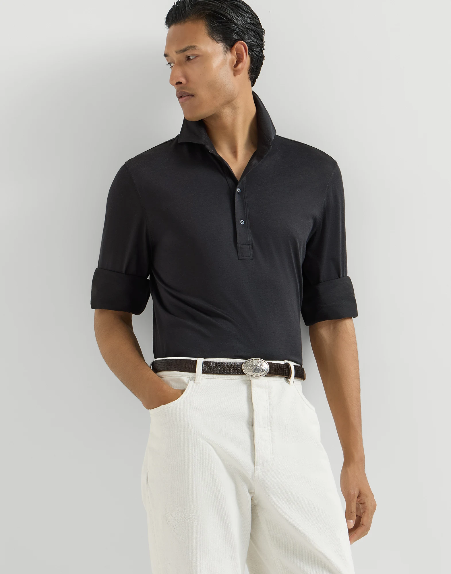 849-polo-de-manga-larga-en-punto-ligero-de-seda-y-algodon-con-cuello-tipo-camisa-4.webp Polo de manga larga en punto ligero de seda y algodón con cuello tipo camisa