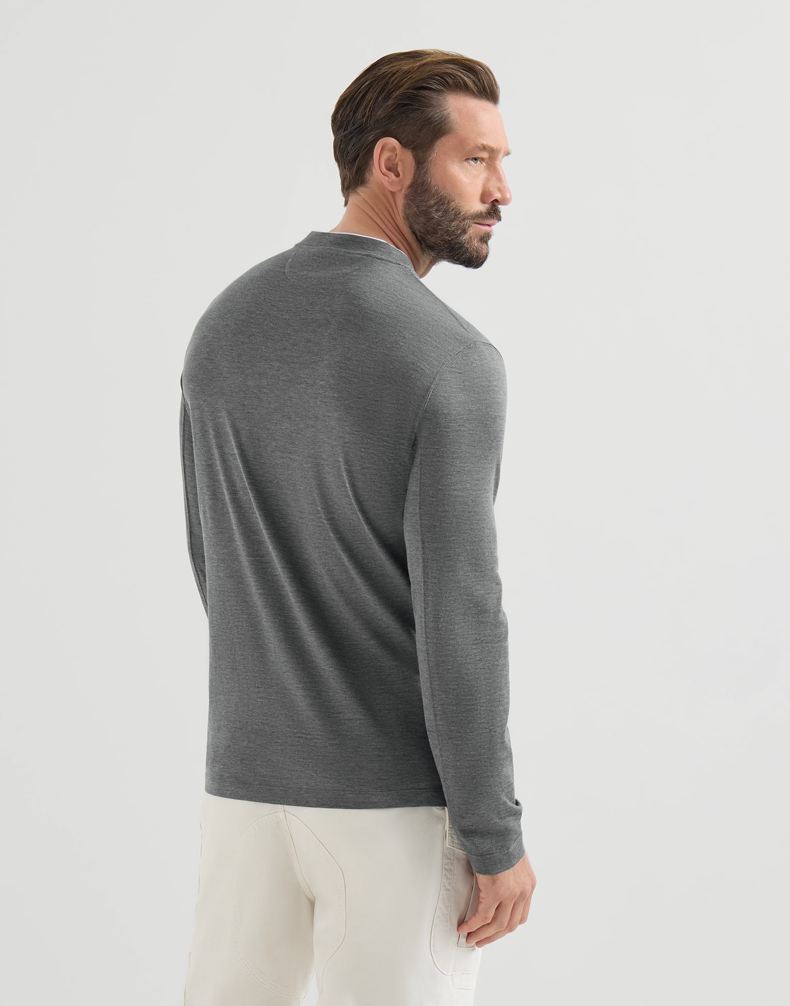 859-camiseta-de-cuello-redondo-y-manga-larga-en-punto-ligero-de-seda-y-algodon-con-detalles-contrastantes-2.jpg Camiseta de cuello redondo y manga larga en punto ligero de seda y algodón con detalles contrastantes