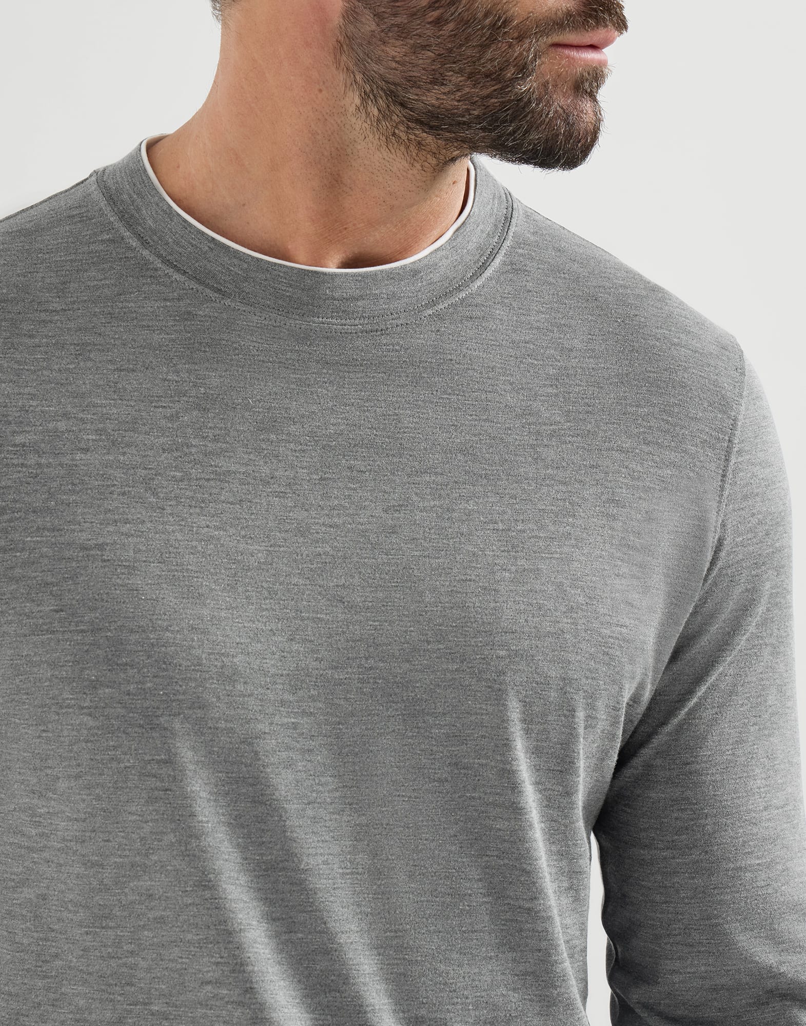 859-camiseta-de-cuello-redondo-y-manga-larga-en-punto-ligero-de-seda-y-algodon-con-detalles-contrastantes-3.jpg Camiseta de cuello redondo y manga larga en punto ligero de seda y algodón con detalles contrastantes